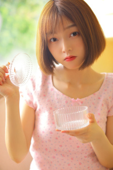 女班长哭着说不能生孩子视频