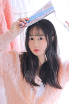 两女一杯